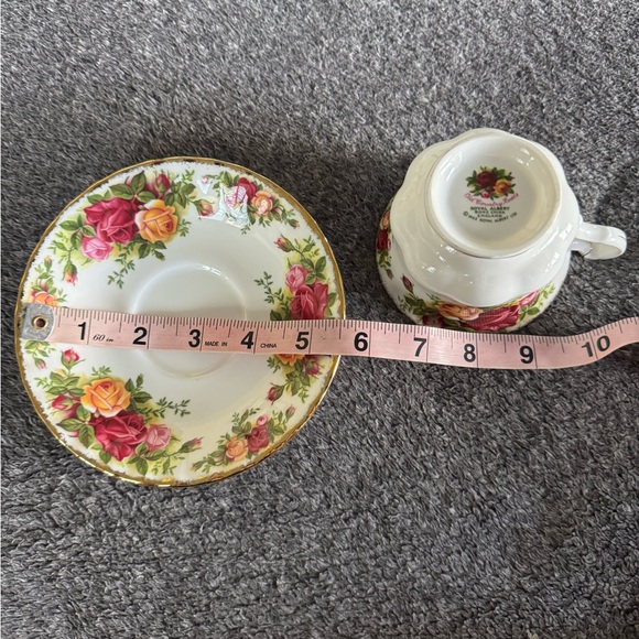 OLD COUNTRY ROSES FOOTED TEACUP AND SAUCER 1962 ROYAL ALBERT BONE CHINA - Picture 14 of 14